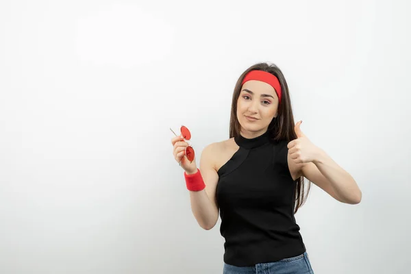 Foto Una Mujer Encantadora Sosteniendo Gafas Elegantes Mostrando Pulgar Hacia —  Fotos de Stock