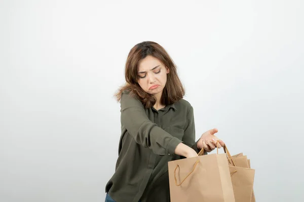 Imagen Una Mujer Hermosa Sacando Algo Bolsa Artesanía Foto Alta —  Fotos de Stock