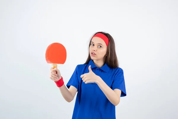 Niña Camiseta Azul Pulsera Roja Diadema Posando Con Raqueta Tenis —  Fotos de Stock