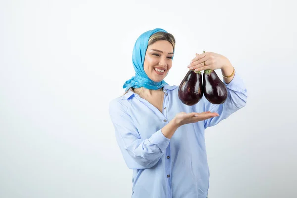 Porträt Einer Jungen Frau Blauem Schal Mit Ungekochten Auberginen Hochwertiges — Stockfoto