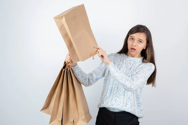 Retrato Adolescente Suéter Sosteniendo Bolsas Compras —  Fotos de Stock