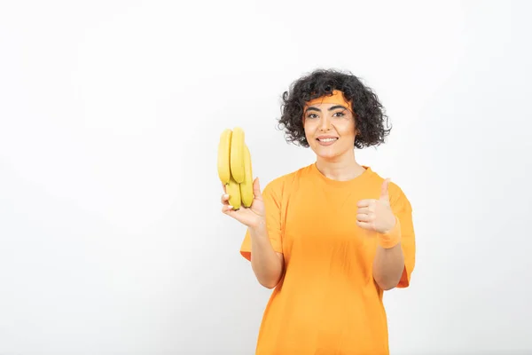 Kobieta Pomarańczowym Shirt Pozowanie Bananów — Zdjęcie stockowe
