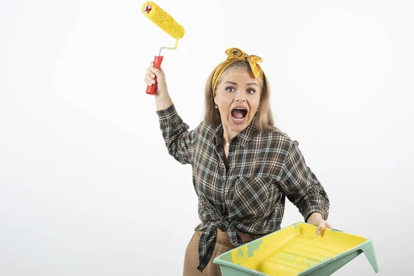 Jovem Loira Segurando Rolo Pintura Sobre Uma Parede Branca Foto — Fotografia de Stock