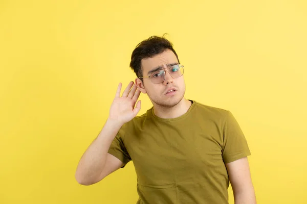 Foto Guapo Modelo Masculino Gafas Posando Sobre Amarillo Foto Alta —  Fotos de Stock