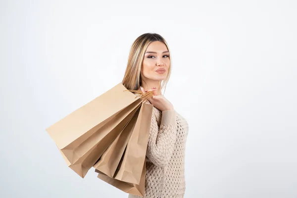 Imagen Una Mujer Guapa Pie Sosteniendo Bolsas Papel Foto Alta —  Fotos de Stock