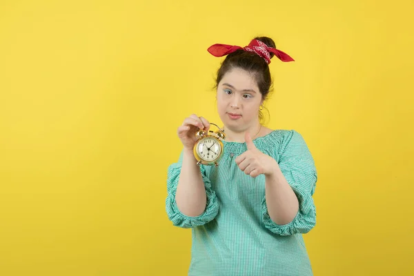 Foto Una Niña Con Síndrome Sosteniendo Reloj Dando Pulgares Hacia —  Fotos de Stock