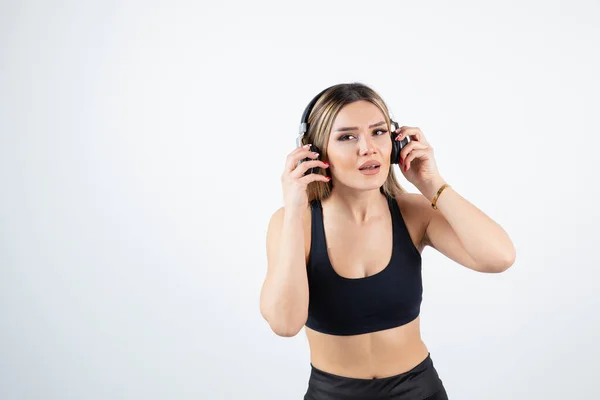 Bella Giovane Donna Abiti Sportivi Con Cuffie — Foto Stock