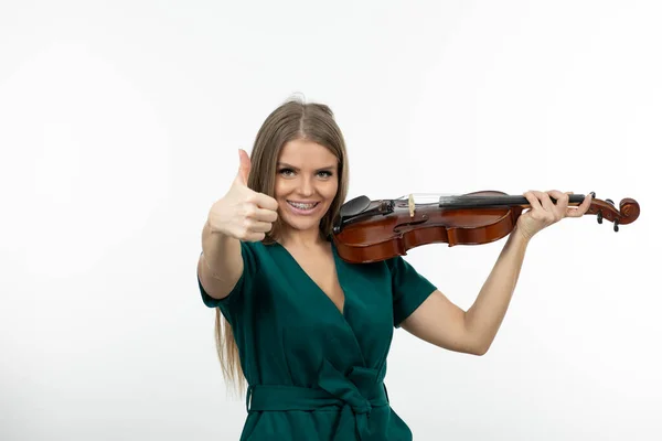 Jovem Músico Vestido Verde Com Violino Dando Polegares Para Cima — Fotografia de Stock