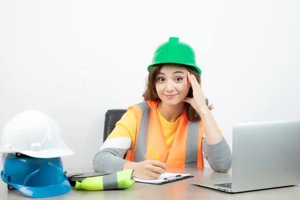 Werkster Vrouw Uniform Zit Aan Balie Met Laptop Klembord Hoge — Stockfoto