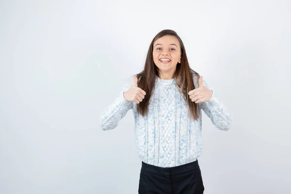 Meisje Dragen Trui Poseren Witte Achtergrond — Stockfoto