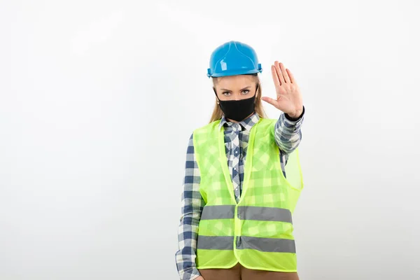 Bauarbeiter Schutzkleidung Mit Medizinischer Maske Zeigt Ein Stoppschild Hochwertiges Foto — Stockfoto