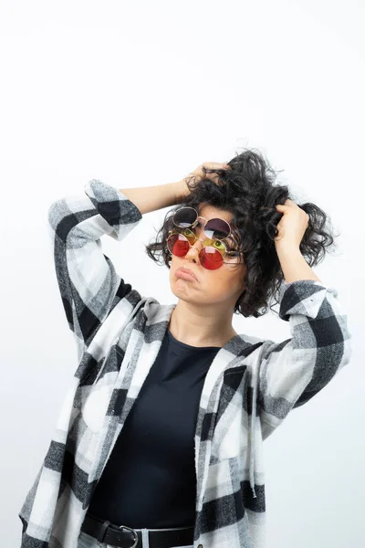 Módní Portrét Žena Kudrnaté Vlasy Pózovat Stylových Brýlích Přes Bílou — Stock fotografie