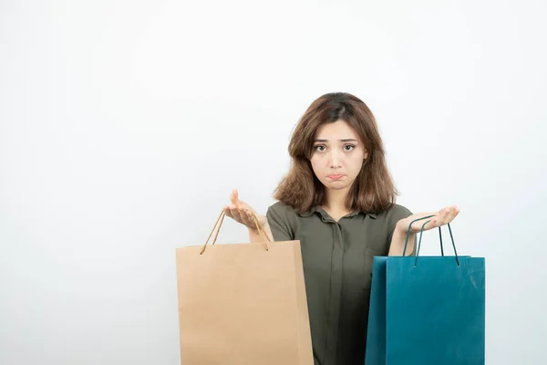 Imagen Una Hermosa Chica Pelo Corto Sosteniendo Bolsas Compras Foto —  Fotos de Stock