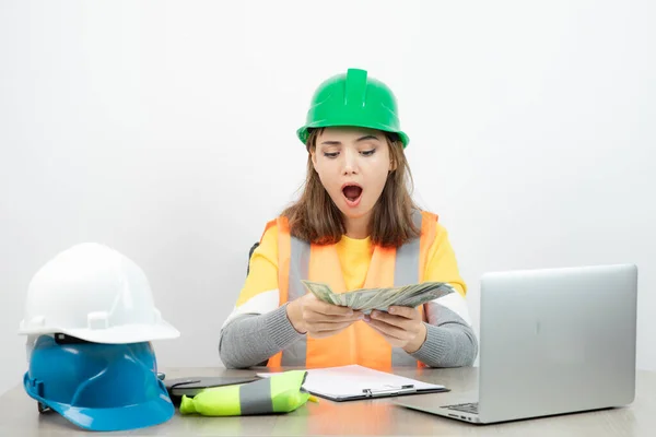 Arbeiterinnen Orangefarbener Weste Und Grünem Helm Sitzen Schreibtisch Hochwertiges Foto — Stockfoto