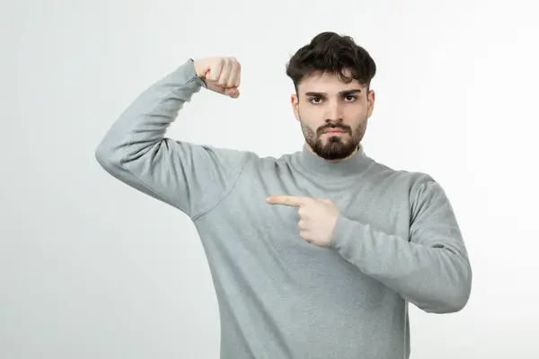 Foto Eines Gutaussehenden Mannes Grauen Sweatshirt Der Seine Muskeln Zeigt — Stockfoto