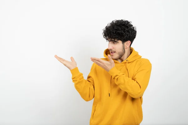 Homem Capuz Amarelo Posando Fundo Branco — Fotografia de Stock