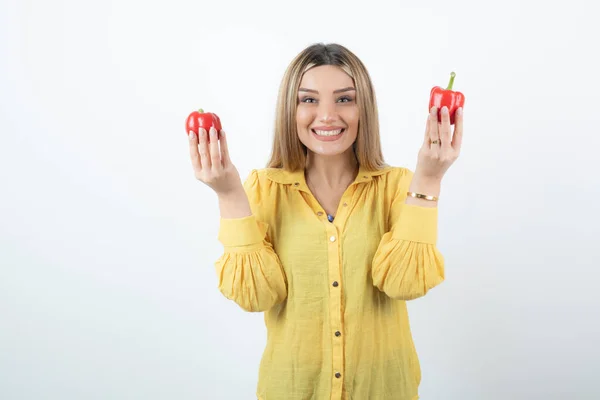 Foto Mulher Loira Bonita Segurando Pimentas Vermelhas Foto Alta Qualidade — Fotografia de Stock