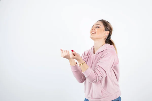 Giovane Attraente Modello Femminile Felpa Rosa Con Cappuccio Piedi Sopra — Foto Stock