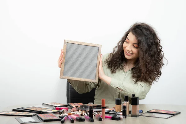 Mujer Joven Sentada Escritorio Con Personal Maquillaje Foto Alta Calidad — Foto de Stock