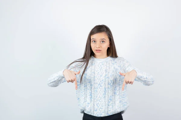 Meisje Dragen Trui Poseren Witte Achtergrond — Stockfoto