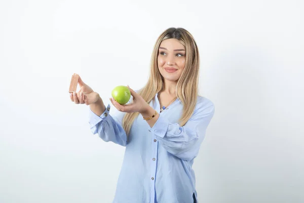 Portret Van Een Mooi Meisje Met Een Groene Appel Een — Stockfoto