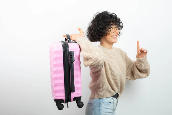 Een Krullende Toeristische Vrouw Een Bril Met Roze Koffer Die — Stockfoto