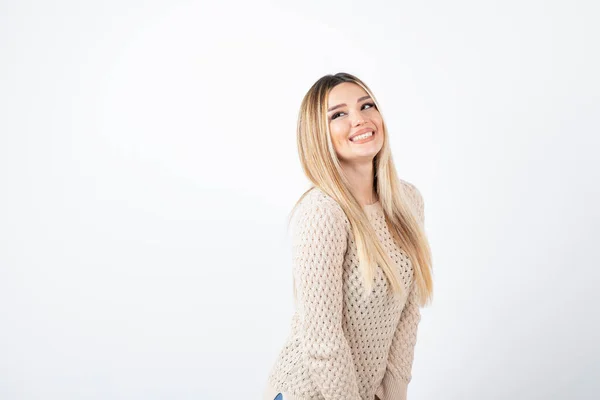 Imagen Una Mujer Guapa Pie Posando Contra Una Pared Blanca — Foto de Stock