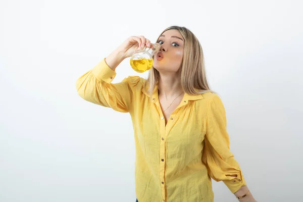 Imagen Una Hermosa Modelo Mujer Camisa Amarilla Bebiendo Una Botella — Foto de Stock