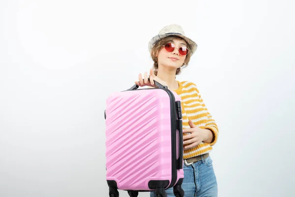 Zdjęcie Młodej Turystki Kapeluszu Trzymającej Różową Walizkę Podróżną Wysokiej Jakości — Zdjęcie stockowe
