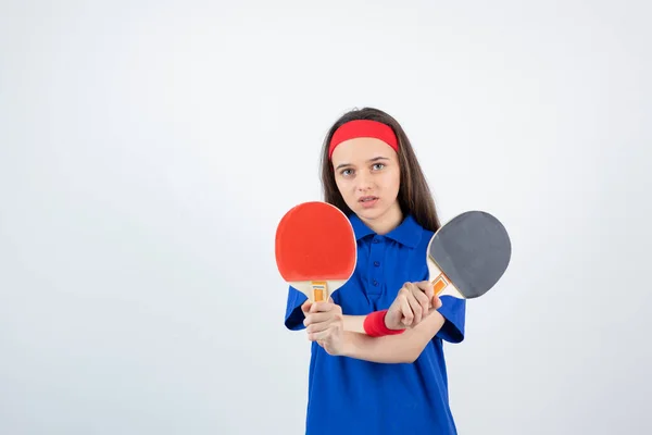 Niña Camiseta Azul Pulsera Roja Diadema Posando Con Raquetas Tenis —  Fotos de Stock