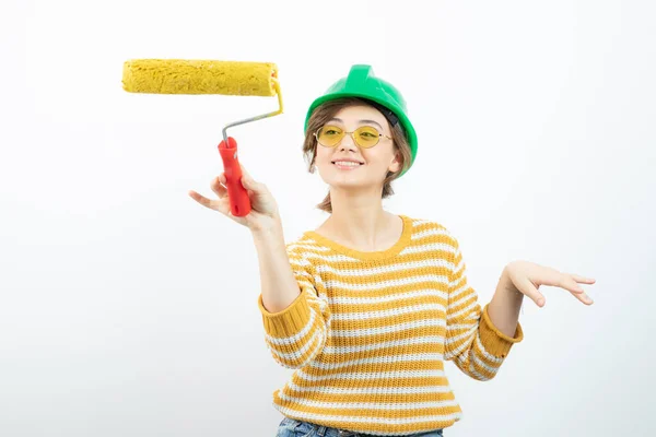 Foto Jovem Mulher Capacete Segurança Verde Segurando Rolo Tinta Mão — Fotografia de Stock