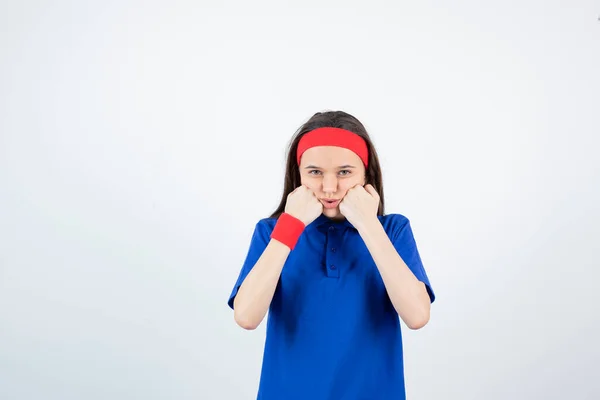 Niña Camiseta Azul Pulsera Roja Diadema Posando Sobre Fondo Blanco —  Fotos de Stock