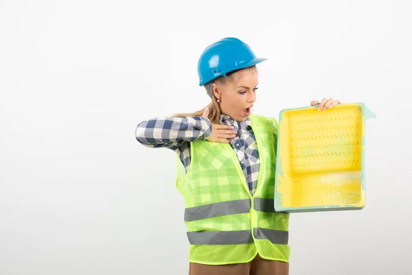 Schöne Junge Dekorateurin Festem Hut Schaut Auf Bemaltes Tablett Hochwertiges — Stockfoto