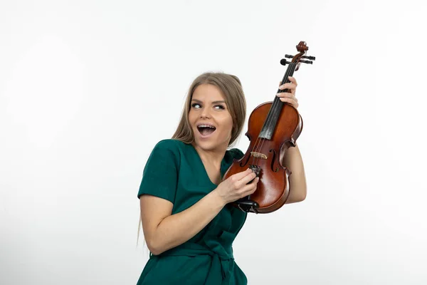 Imagem Jovem Músico Vestido Verde Tocando Violino Sobre Branco Foto — Fotografia de Stock