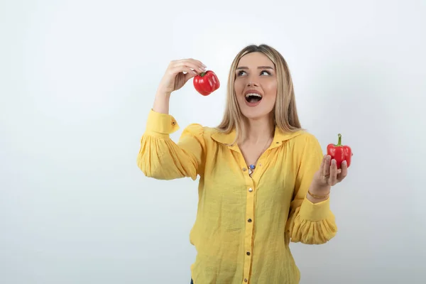 Foto Van Een Mooie Blonde Vrouw Poserend Met Rode Paprika — Stockfoto