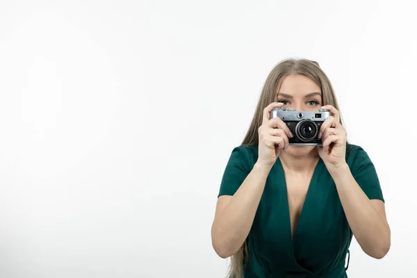 Retro Fotoğraf Makinesi Olan Genç Güzel Bir Kadın Fotoğraf Çekiyor — Stok fotoğraf
