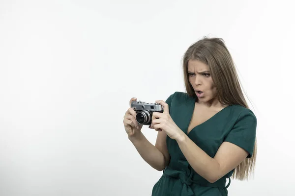 Junge Schöne Frau Mit Retro Fotokamera Beim Betrachten Von Fotos — Stockfoto