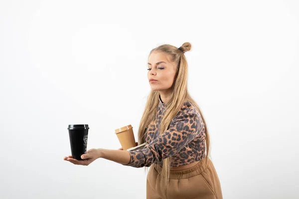 テイクアウトコーヒーカップが立ち並ぶ金髪女の肖像画 高品質の写真 — ストック写真