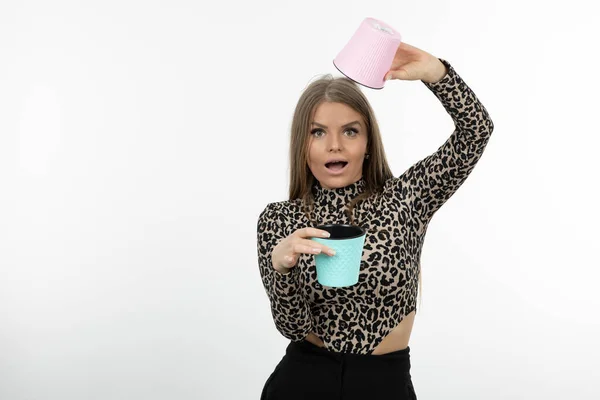 Portret Van Een Jonge Vrouw Met Kleurrijke Bloempotten Tegen Een — Stockfoto