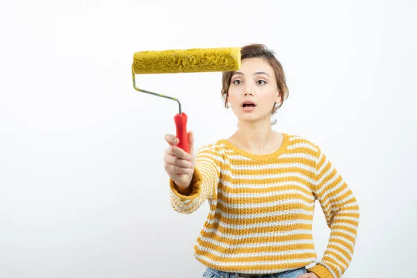 Foto Jovem Segurando Rolo Tinta Mão Foto Alta Qualidade — Fotografia de Stock