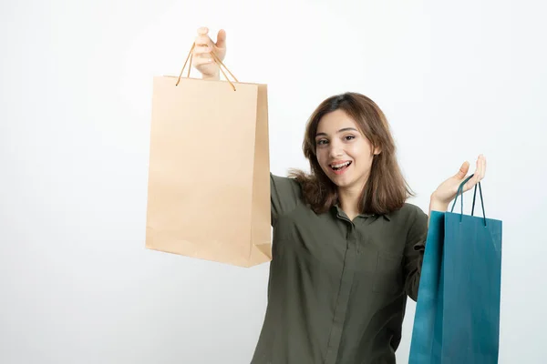 Imagen Una Hermosa Chica Pelo Corto Sosteniendo Bolsas Compras Foto —  Fotos de Stock