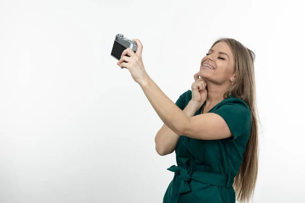 Junge Schöne Frau Mit Retro Fotokamera Beim Selfie Hochwertiges Foto — Stockfoto