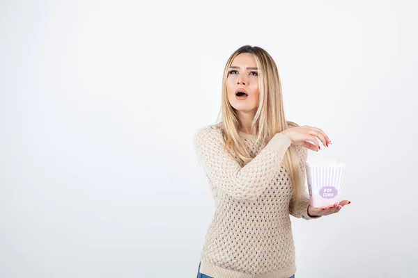 Bild Ung Kvinna Som Står Och Håller Hinken Med Popcorn — Stockfoto
