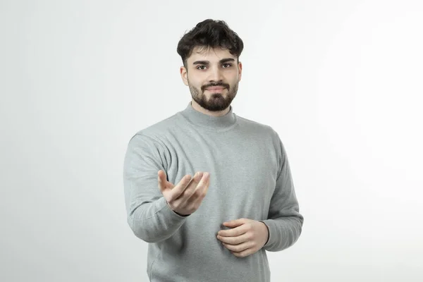 Ritratto Uomo Barbuto Felpa Grigia Pronto Combattere Foto Alta Qualità — Foto Stock