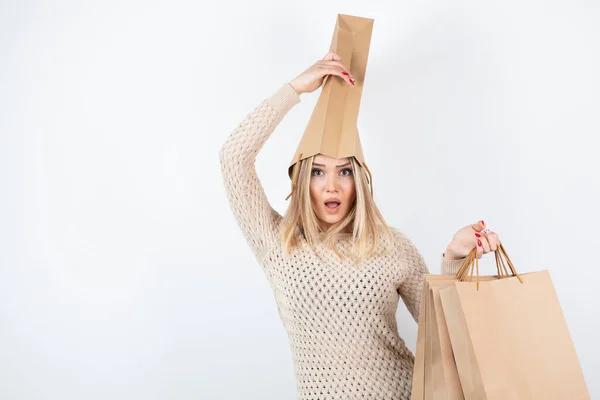 Imagen Una Joven Mujer Divertida Pie Sosteniendo Bolsas Papel Foto —  Fotos de Stock