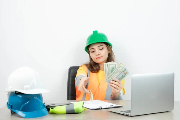 Arbeiterinnen Orangefarbener Weste Und Grünem Helm Sitzen Schreibtisch Hochwertiges Foto — Stockfoto