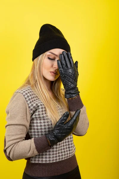 Bela Jovem Mulher Chapéu Cachecol Posando Fundo Amarelo — Fotografia de Stock