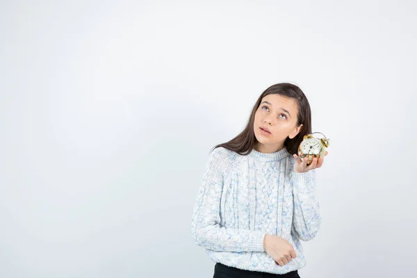 Menina Vestindo Suéter Posando Com Despertador Fundo Branco — Fotografia de Stock