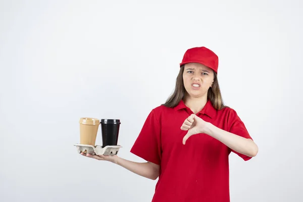 Dziewczyna Czerwonej Koszulce Czapce Pozowanie Jednorazowych Kubków — Zdjęcie stockowe