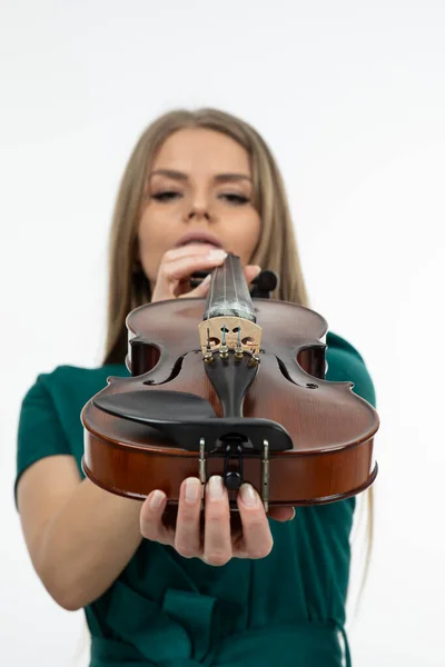 Foto Jovem Mulher Vestido Verde Segurando Violino Foto Alta Qualidade — Fotografia de Stock